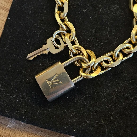 LOUIS VUITTON LOCK & KEY NECKLACE - Picture 3 of 7
